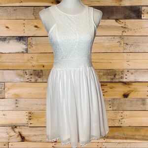 FRANCESCA’S white lace top w/ sheer overlay skirt & crochet hem accent, open bck